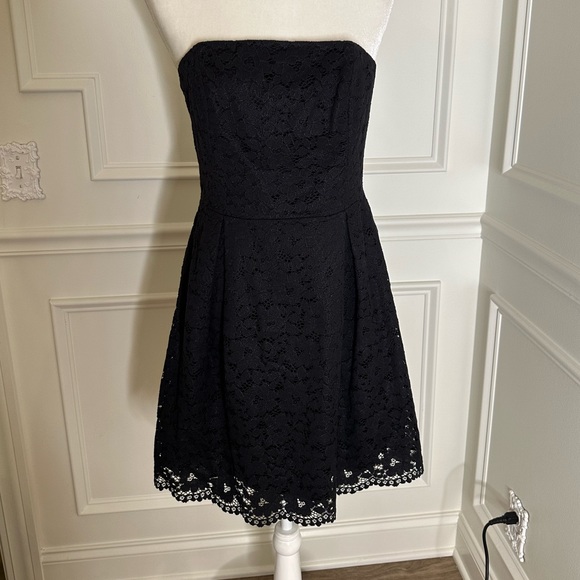 Lilly Pulitzer Dresses & Skirts - Lilly Pulitzer Strapless Floral Lace Dress